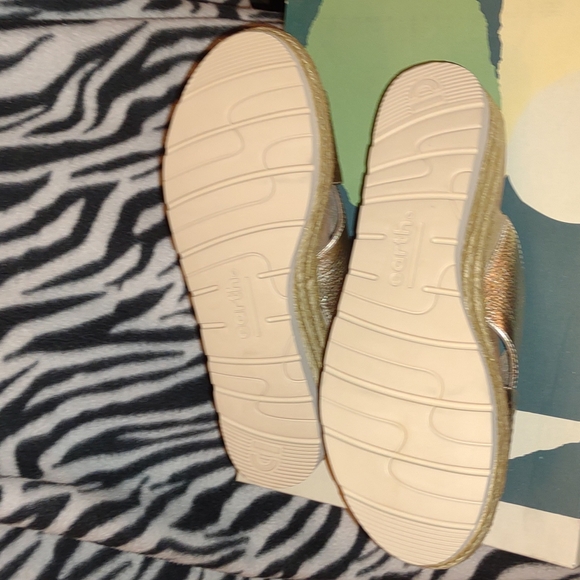 👣EARTH Madena Marigold Slides gold footwear - Picture 12 of 16